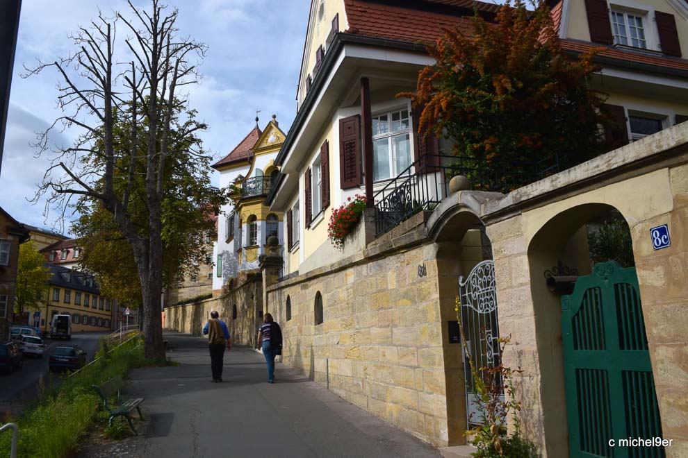 Am Michaelberg führt ein Fußweg recht steil nach oben, entlang an mit Türmchen verzierten Häusern und Sandsteinmauern mit runden Eingangstoren.